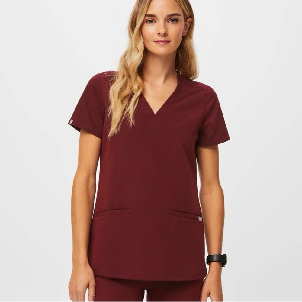 FIGS Women’s 3-pocket scrub top